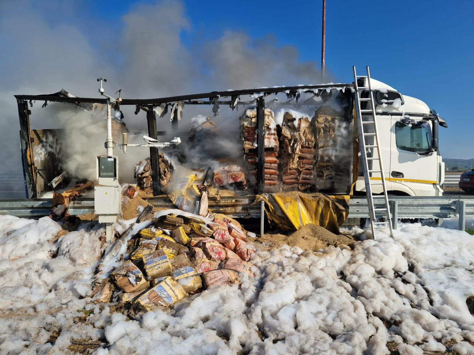 Vatra progutala kamion na A3